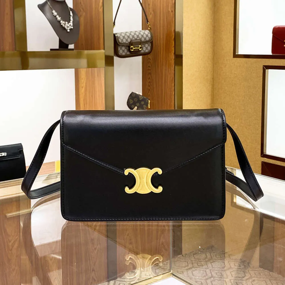 Designer de bolsa de couro de marca vende bolsas femininas na bolsa de desconto feminino novo pequeno couro quadrado de um ombro vedado