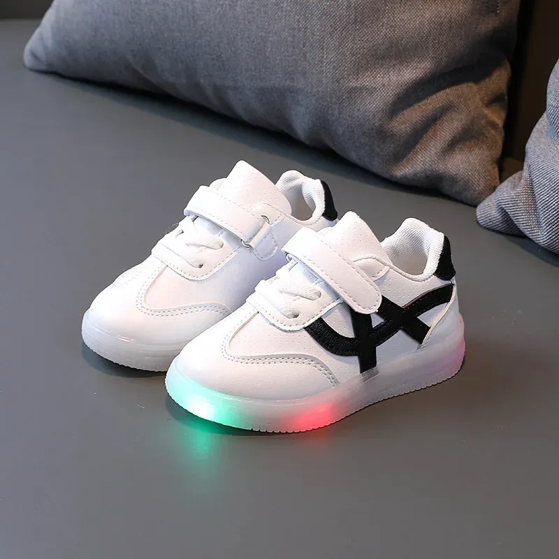 Sneakers dzieci świecące buty Dzieci Sneakers 2022 Chłopiec Dziecko Sneaker dla dziewcząt biegnących białych butów z oświetlonymi samotnymi trampkami Luminous