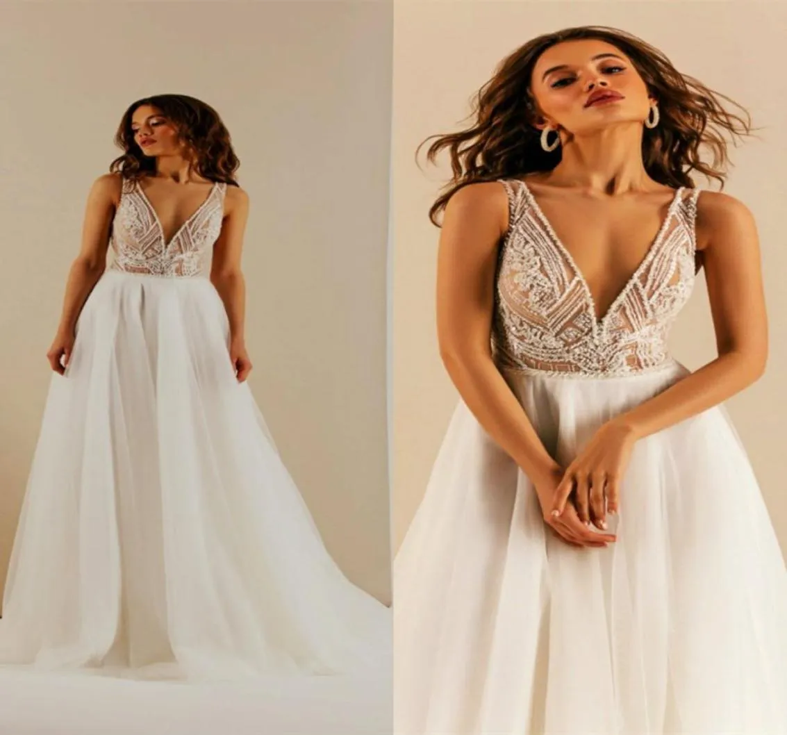 Sexiga bröllopsklänningar Vneck ärmlös applicerad spetspärled Aline Bridal Dress Beach Backless Sweep Train Custom Made Robes de M8680661