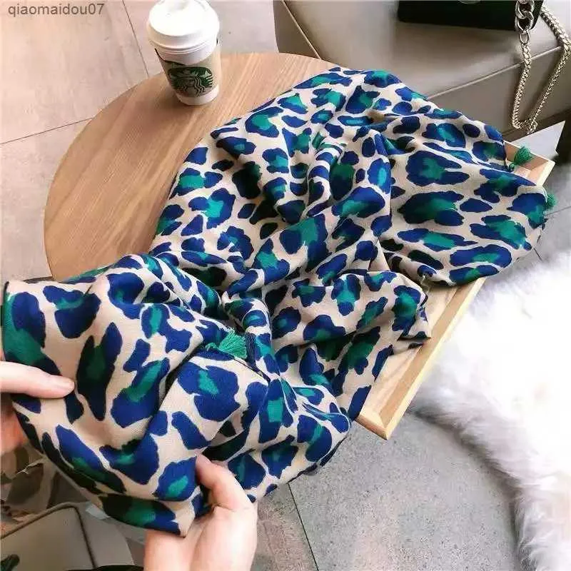 Sjalar 2022 designer märke bil lyxig grå kvinnor vilda leopard mönster sjal kvinnor långa sjal tunt brunt mode sjal lång shawll2404