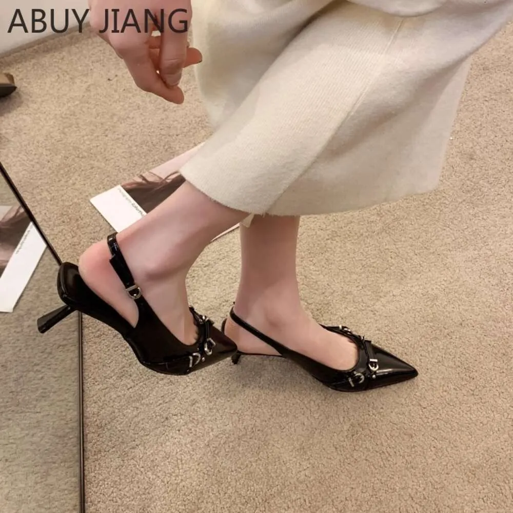 2024 Fashion Sandals Méd Talons Pumps Rivet Chaussures élégantes Point Points Femmes Mules Robe Slides Brand Sandalias Mujer