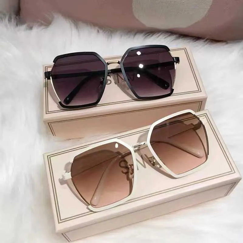 2024 Óculos de sol mais vendidos para mulheres com óculos de molduras grandes de metal Versão coreana Mudança gradualmente de cor para UV Óculos de sol resistentes a UV