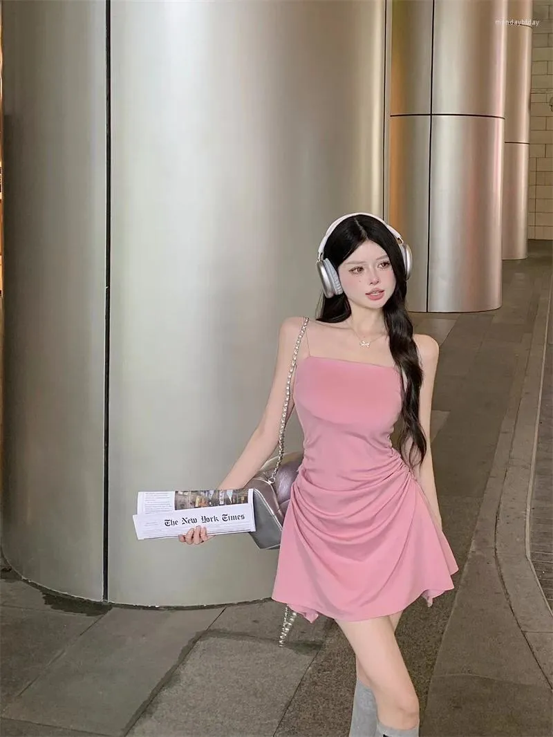 Sukienki swobodne Irabeezt 2024 Koreańska moda różowy pasek damski nieregularny sukienka plisowana talia hemline seksowna A-line żeńska odzież