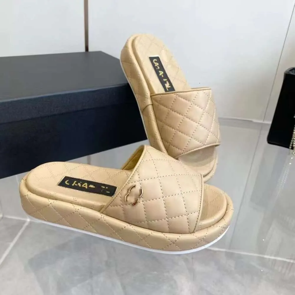 Paris Designer Sandals de luxo Mulher 2024 Verão Novo canal Sandália Mulheres casuais Slide de férias de férias de praia Slipper romano de couro acolchoado