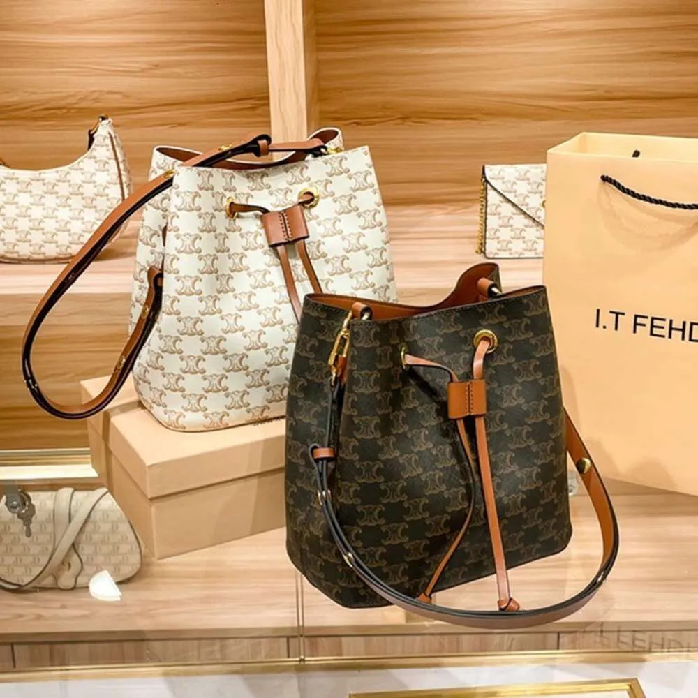 Il designer di borse in pelle vende nuove borse da donna a una borsa a secchio in pelle sconto del 50% nuova borsa a tracolla portatile portatile per donna per donne.