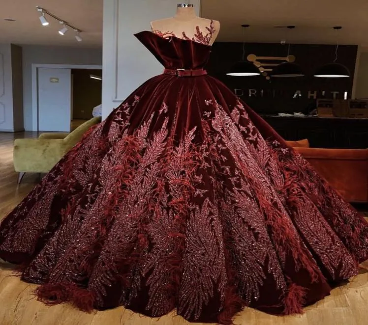 Vestidos de baile da Luxo Borgonha com contas de lantejoulas de renda do piso Aplique vestidos de noite de penas Aplique 2019 Velvet Party Vestes Receptio8145530