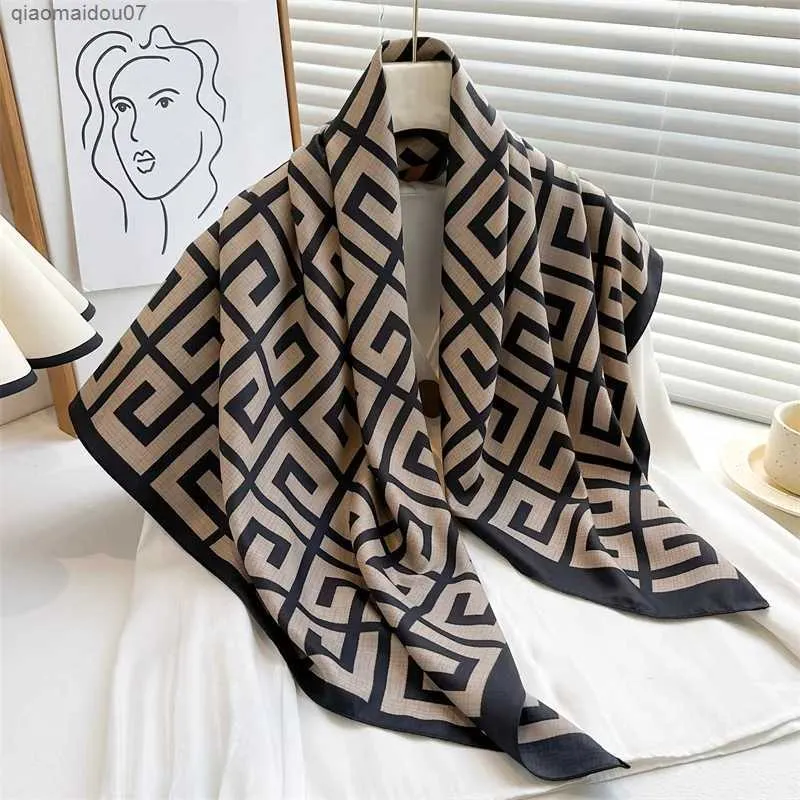 Xales Novo 90x90cm de lenço de lenço de seda quadrado Four Seasons Bandana de luxo na Europa e America Popular Printing Sun Protection Carta Shawl Band de cabeça