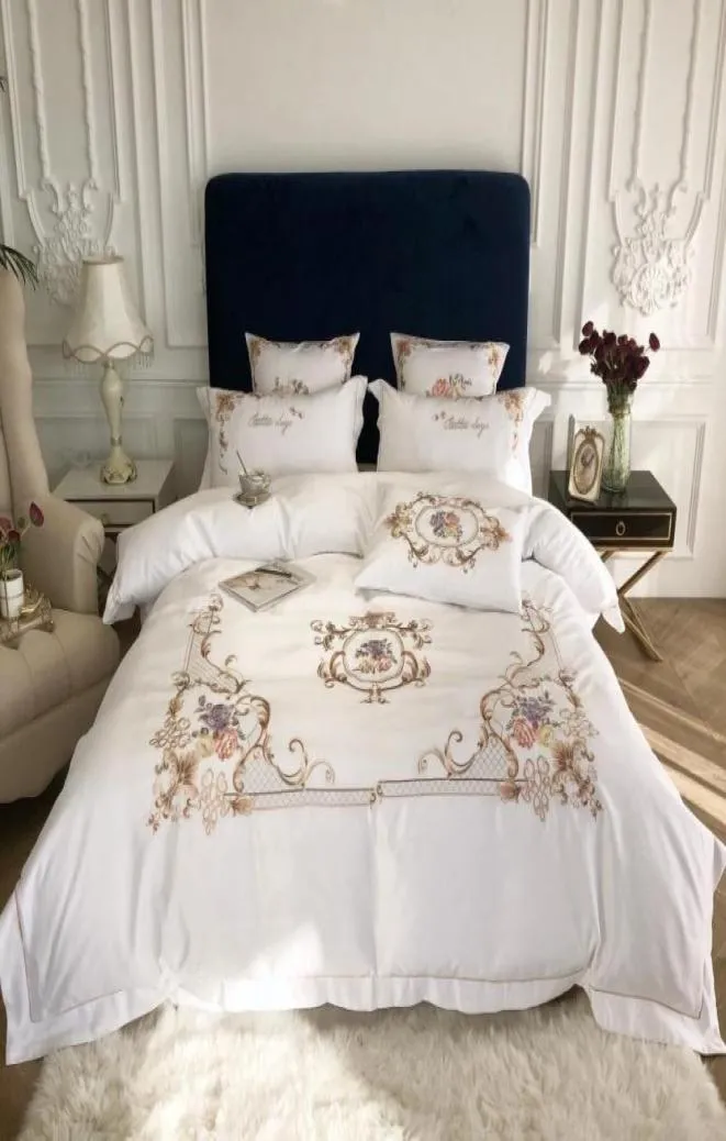 Król Queen Size Cover Comforter Zestaw łóżka złoża łóżka biały elegancki haft 4pcs jedwabna bawełniana pościel ślubną luksusowy dom 1198095