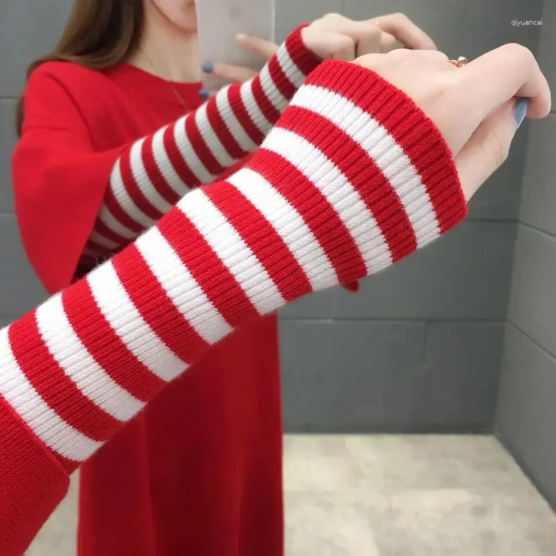 I maglioni femminili costeggiano l'inizio della riduzione autunnale della moralità coltivata mostrano sottile abito rosso a maniche lunghe aristocratiche a maniche lunghe