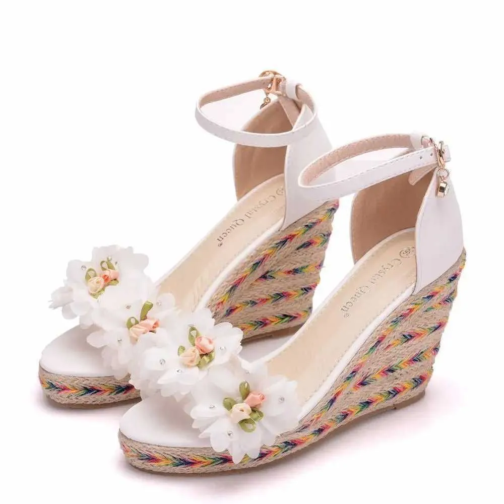 Sandaler Crystal Queen 9cm Peep Toe High Heels White Spets Flower Wedges Platform Tassels Shoes Plus Size H240409 3PJ2