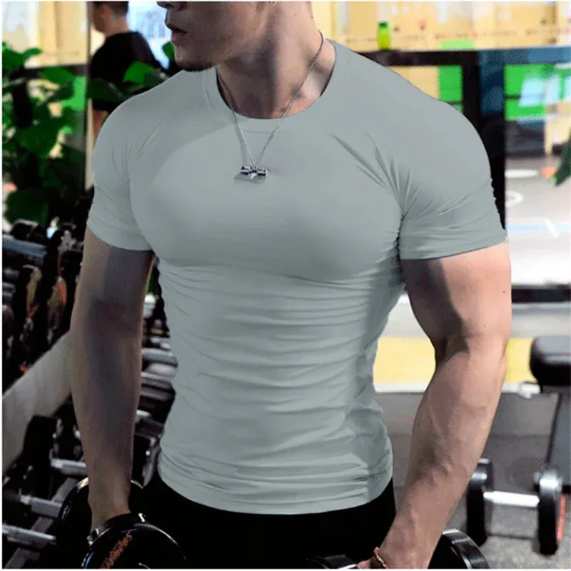 Hommes décontractés Sheild blanc t-shirts Summer surdimensionné mâle mâle à manches courtes compression top gym tshirts homme vêtements streetwear 240326