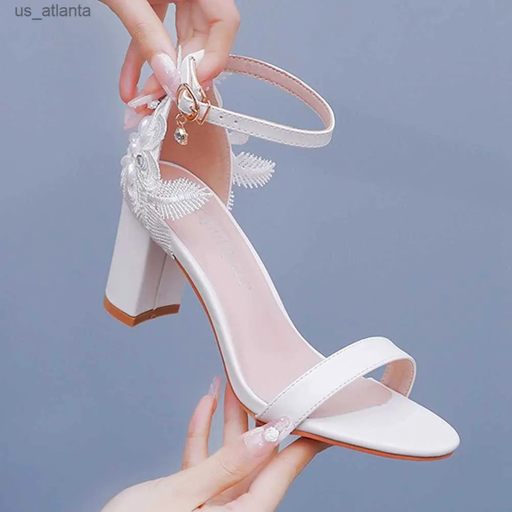 Klänningskor kristall drottning kvinnor sandaler bröllop brud elegant ankel spänne höga klackar vit spets pärla diamant kvinnliga pumpar h240409
