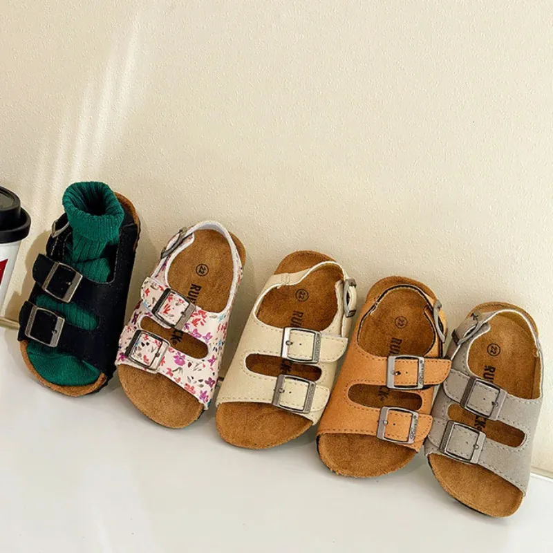 Enfants Sandales de plage pour garçons filles d'été extérieur semelle douce Anti Slip Kids Chaussures pour tout-petit Sandales plates ouvertes décontractées 240409