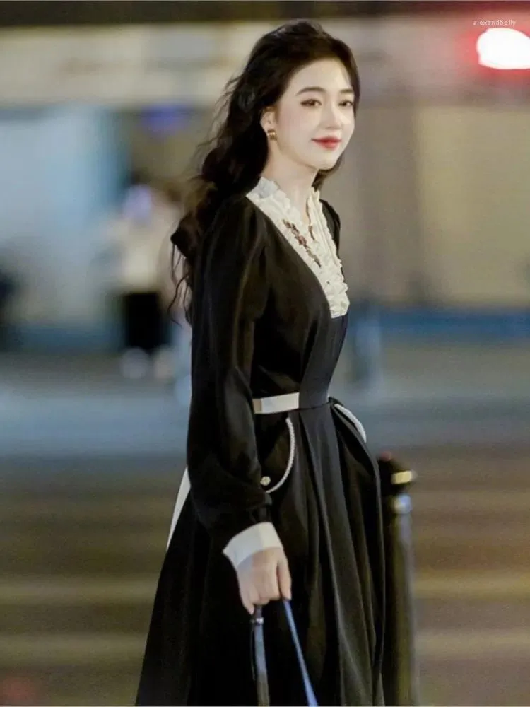 Casual Dresses French Temperament Black Dress Women's Fall/winter 2024 Vintage Hepburn Style Embroidered Mid-length High-waisted A-line
