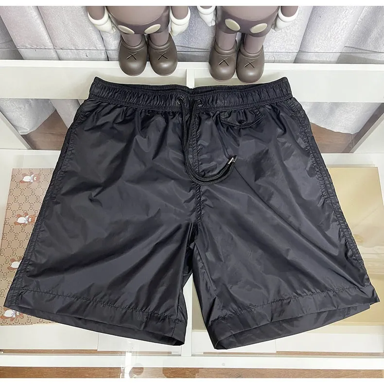 Nouveau short masculin Brand de mode d'été Shorts sportifs décontractés pour hommes Fashion européenne respirant légèrement lâche Pantalon de plage à cinq points