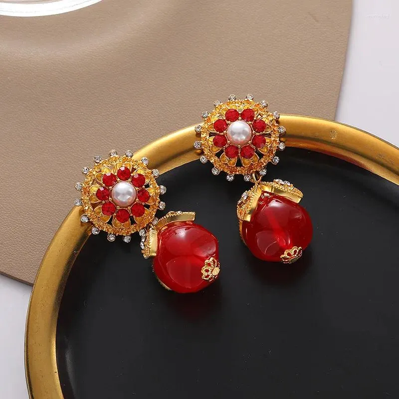 Dingle örhängen kvinnors ins lyxblommor pärla zirkon stud mode nisch design rött kronblad bröllop glänsande smycken