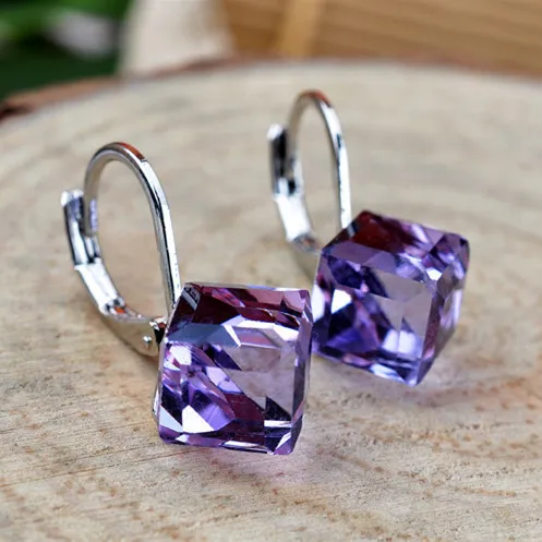 Nieuwe veelkleurige kristallen oorbellen met Rubik's Cube