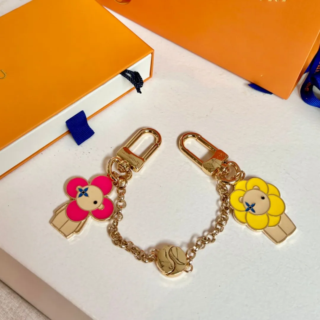Keychain Designer Letter V Packet Chain Luxury Ladies Letter L bil Keychain Women Classic Key Ring Fashion Accessories Söt 2 i 1 med låda