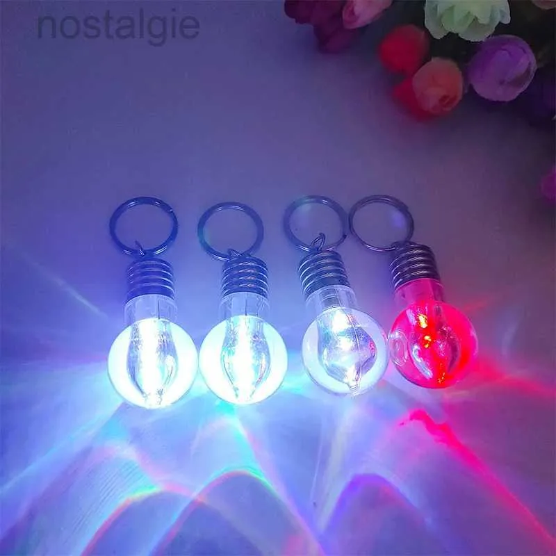 LED Rave Toy Neuheit Beleuchtung Mini Led Glühbirne Schlüsselbundschlüsselring Illuminate Cartoon Car Schlüsselring Lampe Anhänger Key FOB Weihnachtsgeschenk 240410