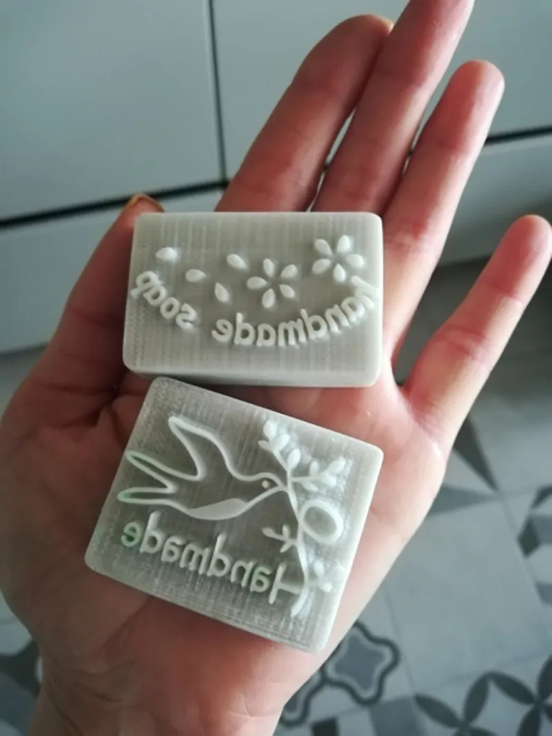 1pcs Buchstabe Baum und Blumenmuster Mini DIY Seifenmarken DIY Handgemachte Seifenmarken Weiße Harzseife Kapitel Persönlichkeit