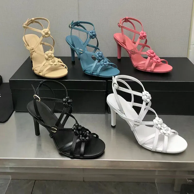 2024 مصمم نسائي فاخر اللون النقي الصنادل عالي الكلى الأزياء سلسلة كلاسيكية جلدية أصلية غير رسمية خارج الأناقة الأحذية سيدة سترابي كاميليا صندل