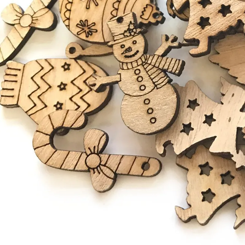 50 stks 25-35 mm Natuurlijke houten chip ornamenten Kerstmis Hangdecor met gat scrapbooking verfraaiingen diy ambachten