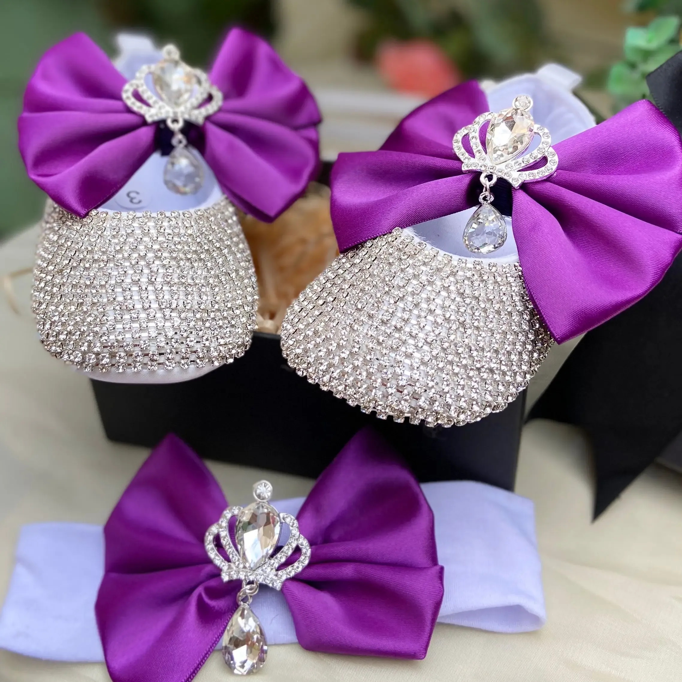 Dollbling Baby Girl Bling Custom Baptism Purple Bow Buty z Crown Rhinestone Crystal Stone and Headpack Set Set Difting Dift