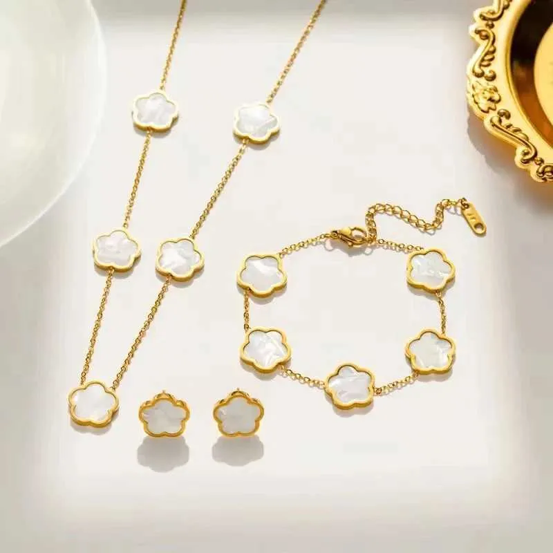 Pendant Necklaces /Stainless Steel Clover Flower Set Gift Luxury Modern Fashion Charm Necklace Earrings Bracelet Set Women Jewelry 240410