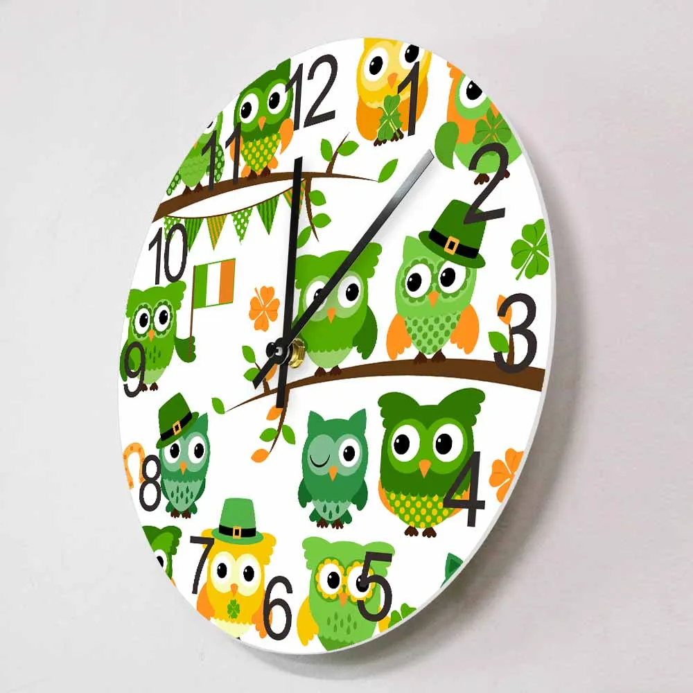 セントパトリックの日をテーマにしたフクロウウォールクロックベイビーフクロウ鳥シャムロックサイレントクロックリビングルームアイルランドの家の装飾時計のための時計