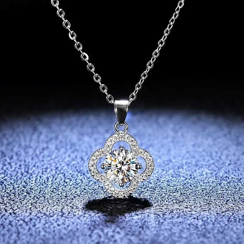 Pendant Necklaces 1CT 2CT Moissanite Diamond Necklace for Women Fashion Four-leaf Clover Flowers New Pendant Collarbone Chain Platinum Jewelry 240410