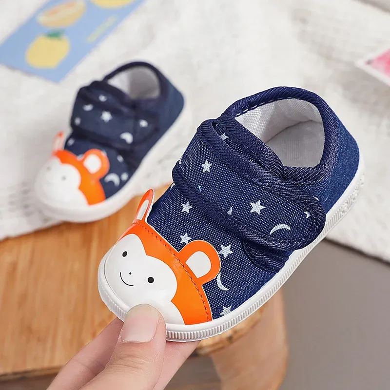 Baskets chaussures bébé garçon avec son 2020 automne pour enfant en bas âge mignon caricot animé chaussure de marche douce bas basshes baskets décontractées et confortables