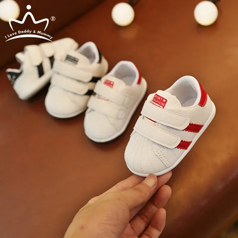 Sneakers Nya babyskor Sneakers Solid Color Pu Leather Soft Cotton Baby Boy Shoes Nonslip Nyfödd Småbarn Boy Girl Shoes First Walkers