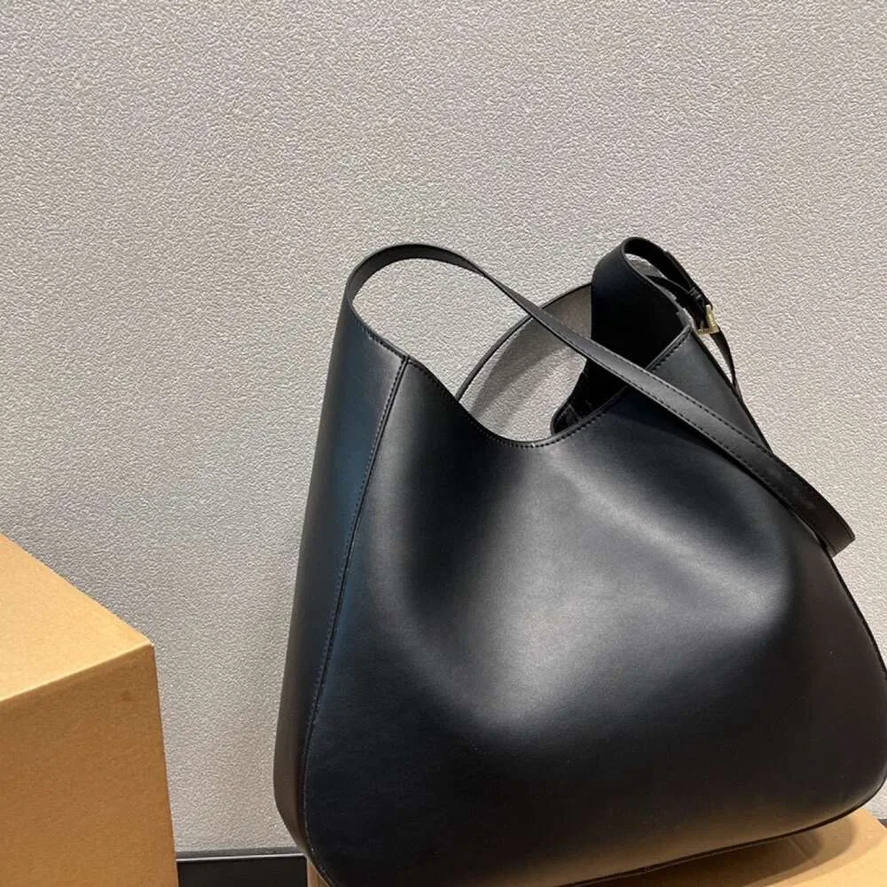 Designer de bolsa de couro vende novas bolsas femininas com desconto nova bolsa