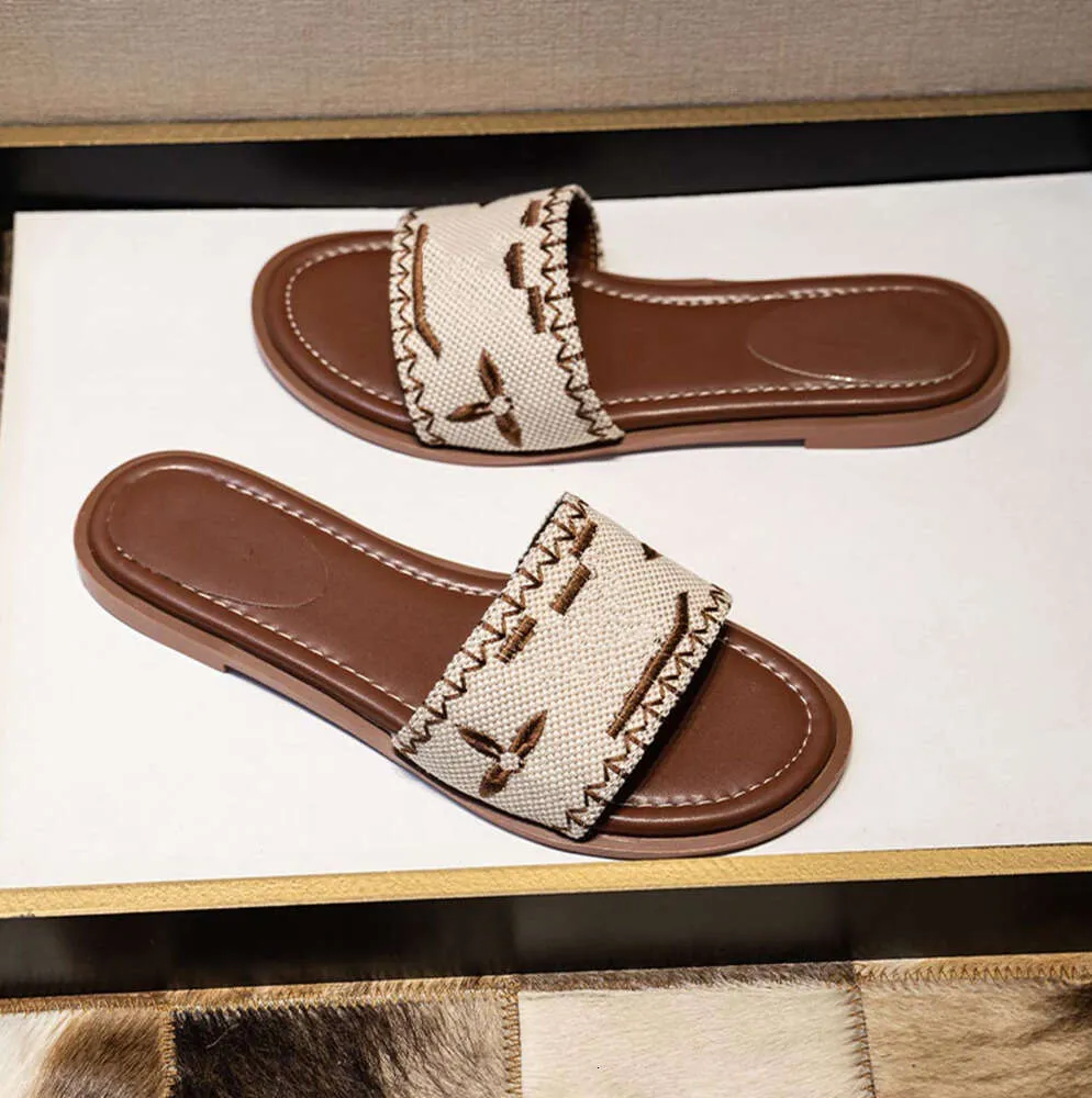 Designer Flat Sandals Luxury Slippers Womens Embroider Fashion Flip Flop Letter For Summer Beach Slide Ladies Low Heel Shoes2024