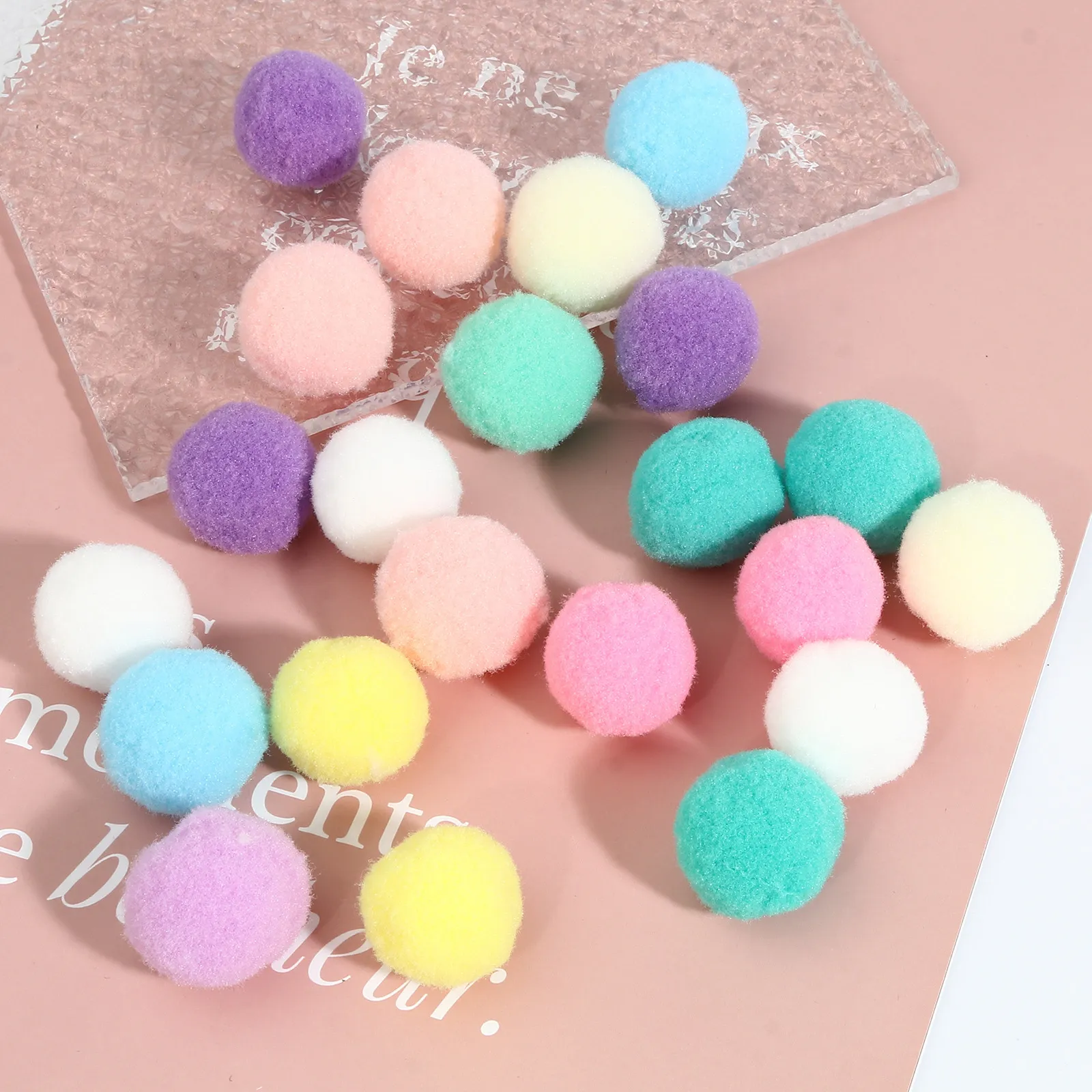 30 pcs / lot Lot mélangé des boules de pompom en forme ronde douce pom moelleux avec aiguille de bricolage de bricolage artisanat jouet de couture fournitures de 25 mm de dia.