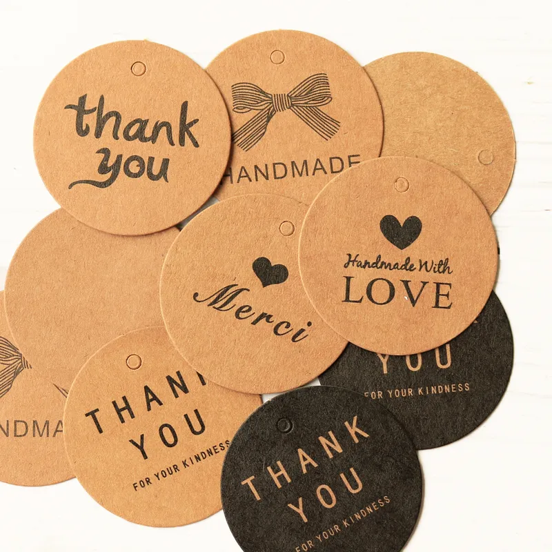 100pcs 4cm Circle fatto a mano con amore Grazie Merci Kraft Tag rotondo di carta rotonda etichetta etichetta per abbigliamento decorativo etichetta per abbigliamento decorativo