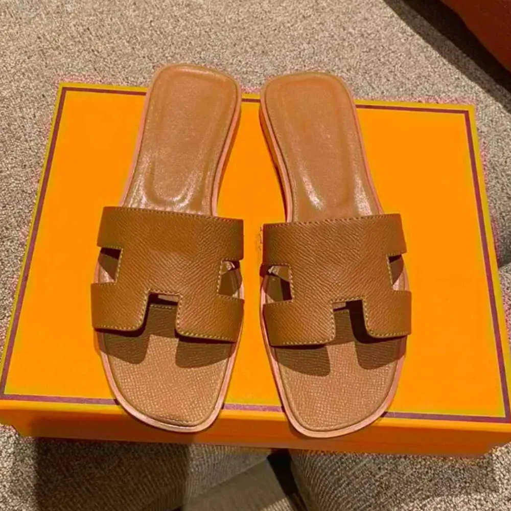 مصمم النعال للنساء النسائي شريحة مسطحة منزلقات الصيف الصيفية Sandale Shoes Ladies Classic Brand امرأة غير رسمية خارج الشاطئ