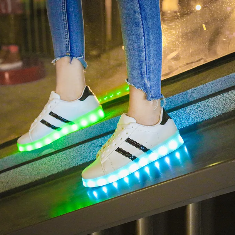 7IPUPAS Rozmiar 25-44 Czarne białe linia Luminous Sneakers Buty dla dzieci z LED Light Up For Child Boys Girls Rosnące sneaker