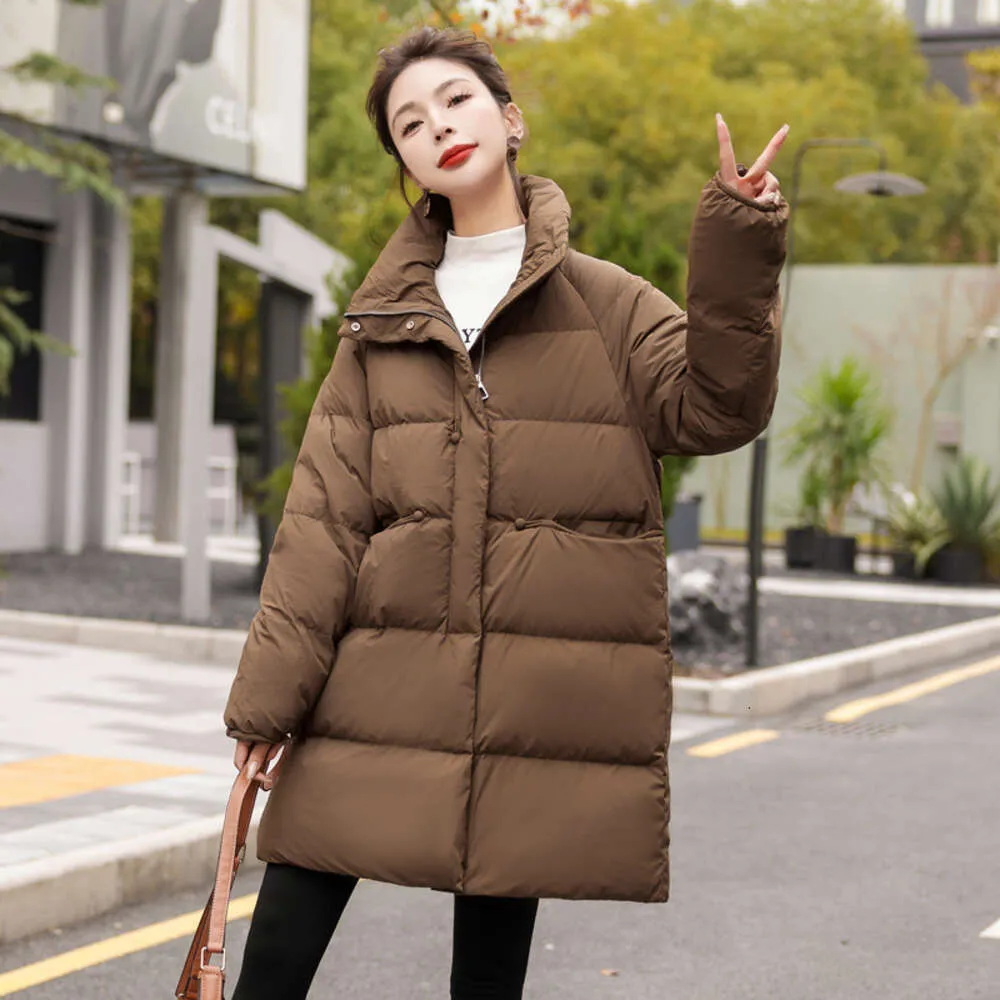 A metà lunghezza per le donne in autunno inverno 2023, nuovo stile alla moda, magra e piccola e super bella giacca