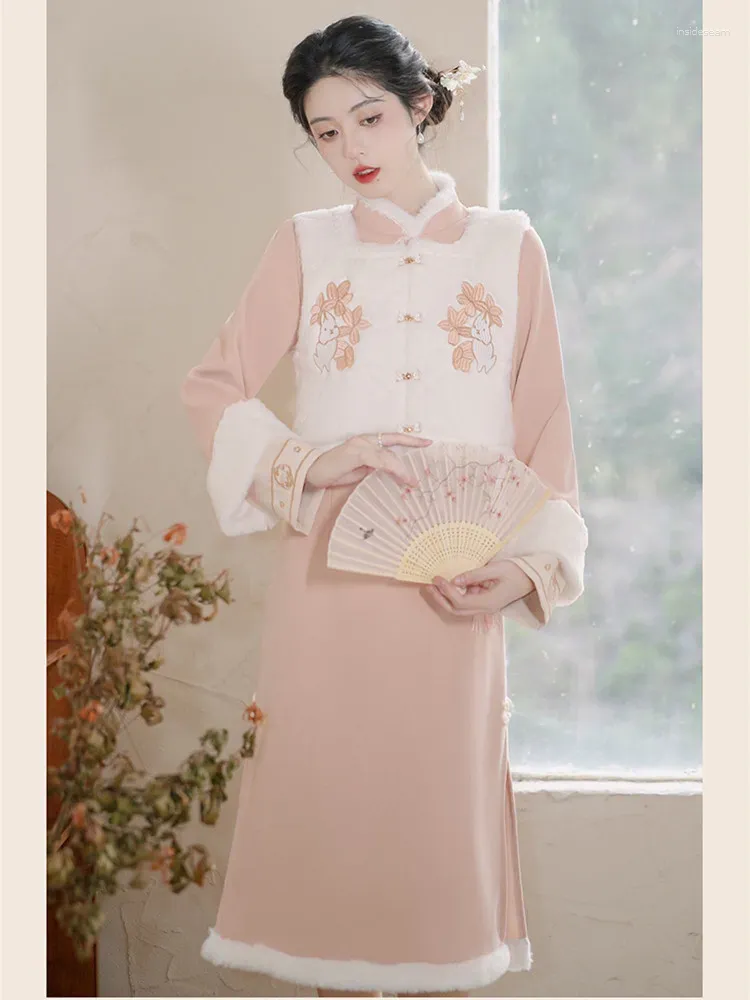 Arbeit Kleider Chinesisch Vintage Cheongsam Set Frauen Stickerei niedliche Weste Plüsch Sweet Pink Qipao Kleid elegante Herbstoutfits