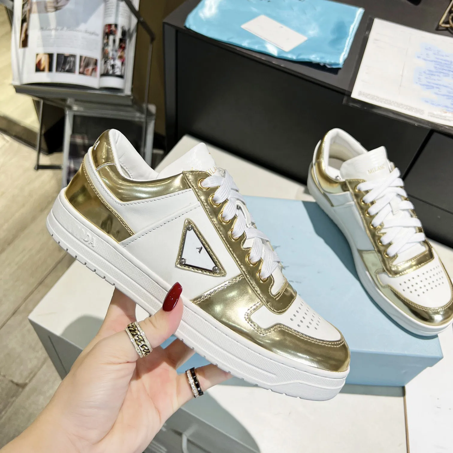 Designer Femmes Prads Skate Chaussures Downtown Le cuir baskets en cuir Lace Up Woman Flat Training Running Shoe 546657