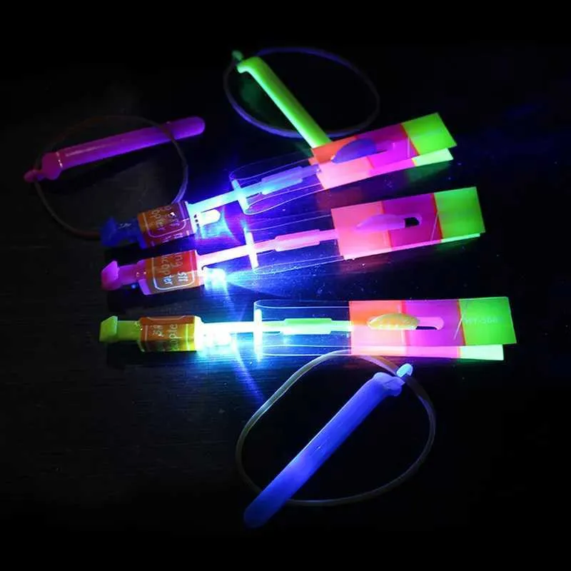 LED Flying Toys 1/3/5st Amazing Light Toy Arrow Rocket Helicopter Party Fun Gummi Band Catapult 240411