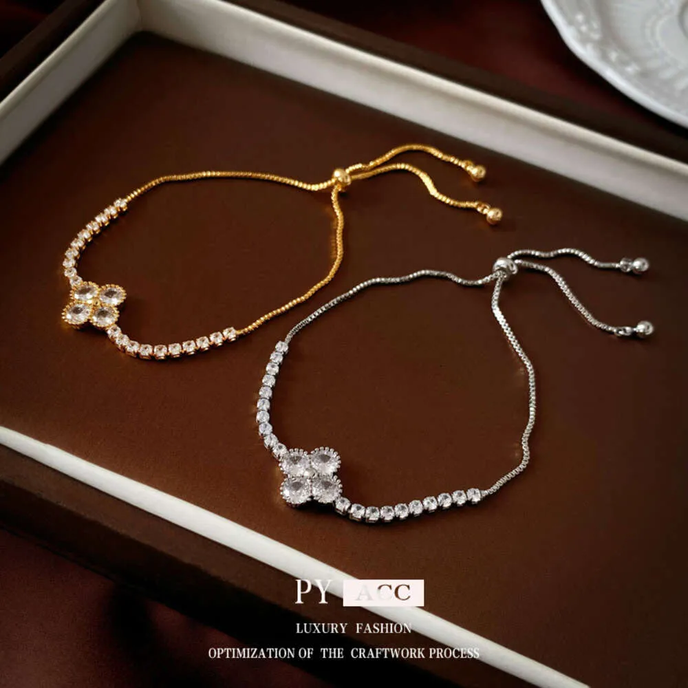 Real Gold Electroplated quatre bracelet de zircon à fleurs de pétale, une sensation légère, à la mode et haut de gamme, un nouveau tempérament, un bracelet polyvalent