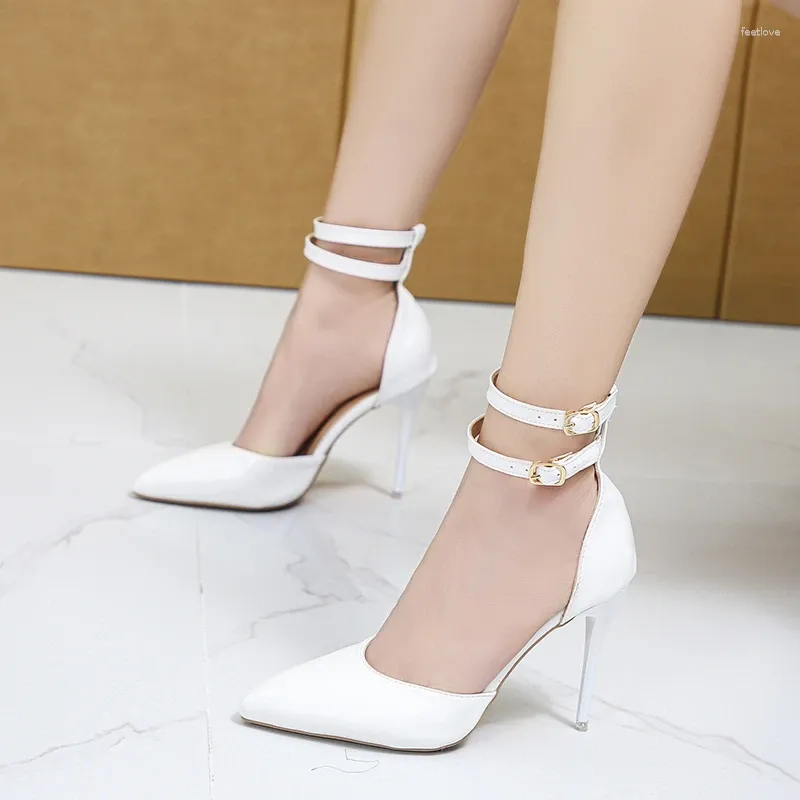 Sandalen hoge hakken vrouwen 2024 zomer eenvoudige witte mode puntige teen sexy stiletto damespompen elegante kleding schoenen tacones