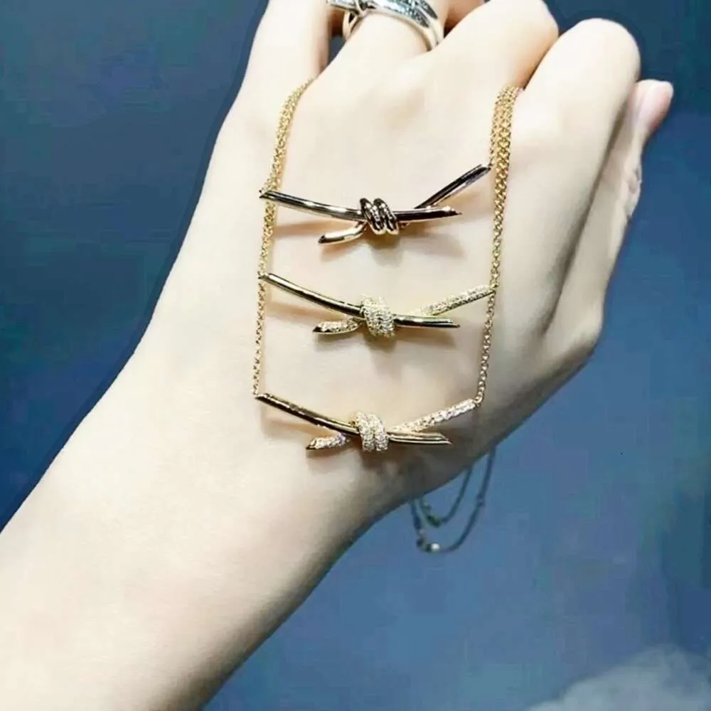 Alta versão em colar da família T-Gold para mulheres, Kont leve e elegante com pingente de corda torcido incrustado de diamante, tendência da cadeia de clavícula