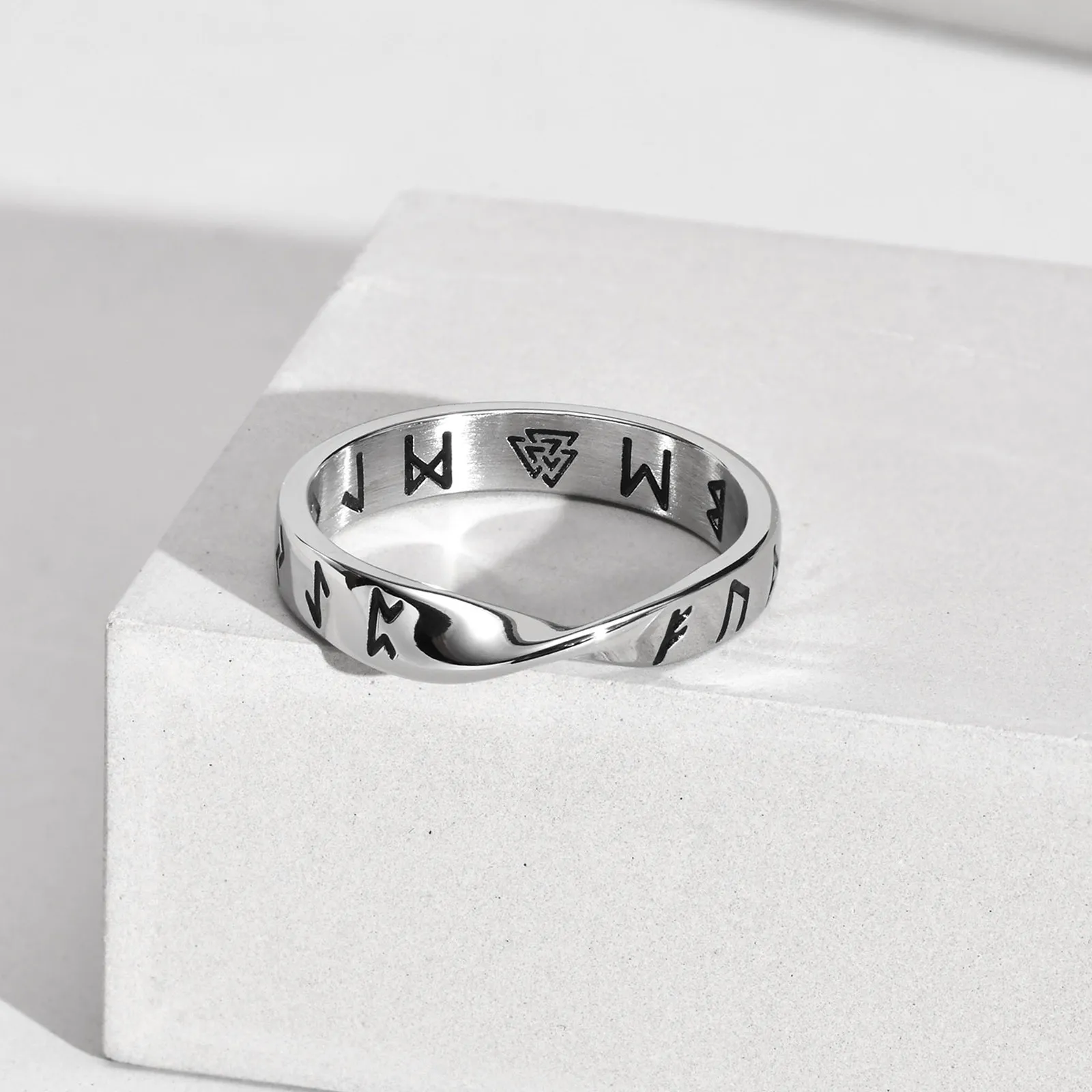 Vnox Viking -ringen voor mannen, 4 mm gedraaide Mobius Finger Band met Viking -runen, Noordse Noorse Almut -sieraden