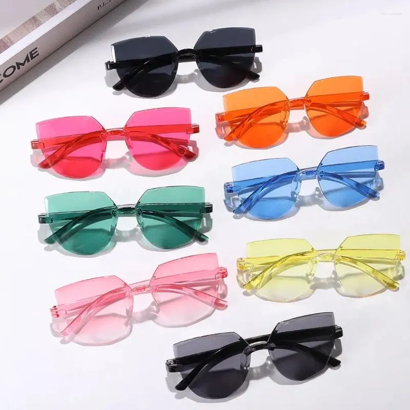 Lunettes de soleil Retro Candy Color Party Trendy Favor Cat Eye pour les femmes sans foule