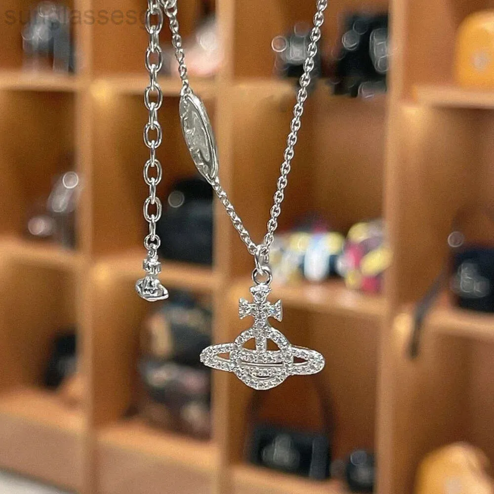 Designer Viviane Westwood L'impératrice Dowager de l'Ouest a un collier complet en diamant en diamant avec une conception de niche féminine et un pendentif de planète classique