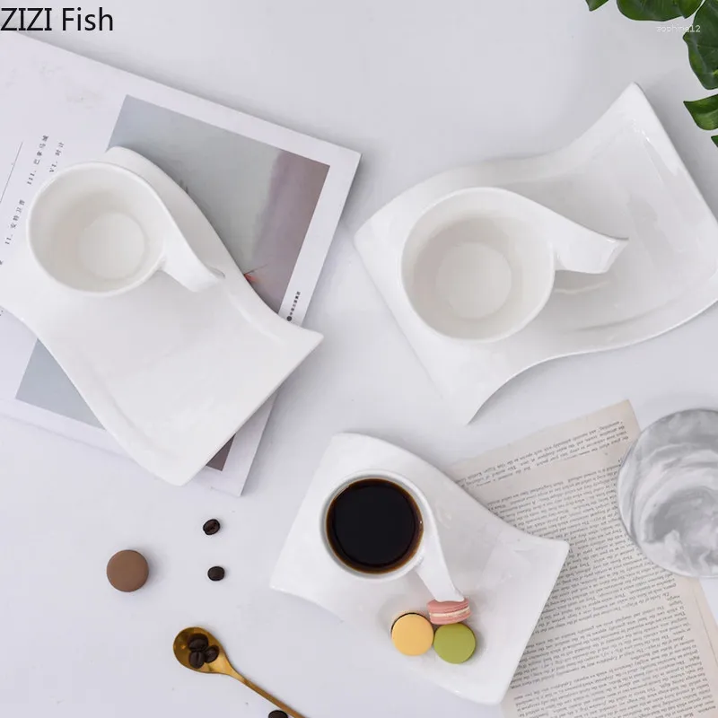Mokken Creative Wave Coffee Cup Saucer Set paar Afternoon tea Milk en snackplaat Home Kitchen Keramische mok Witdrankware
