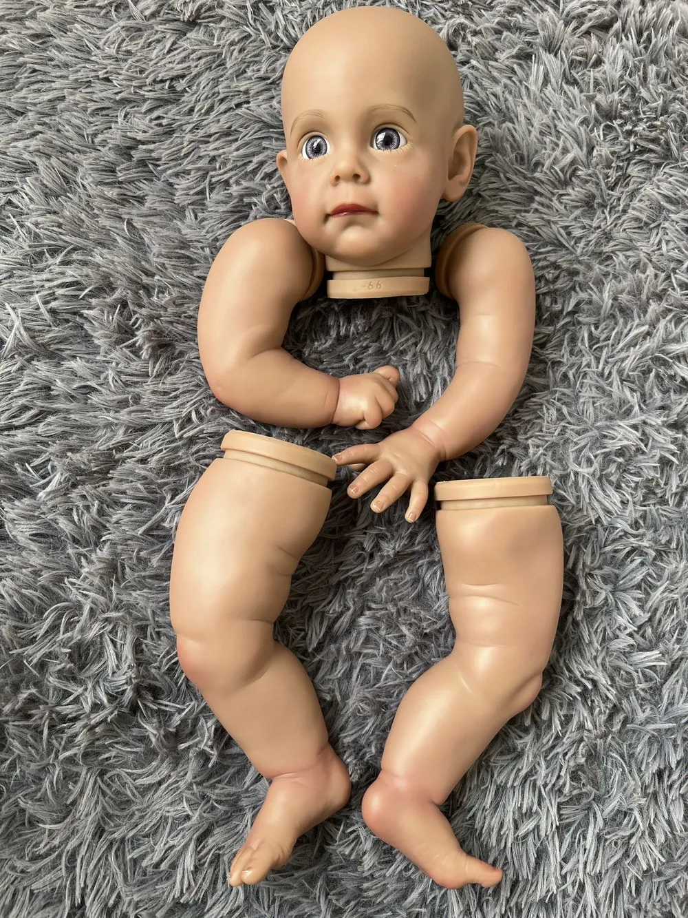 60 cm déjà peints Bebe Reborn Doll Kits Maggi dans la peau brun foncé avec corps en tissu et tétinité avec Kit de renbor fait à la main COA